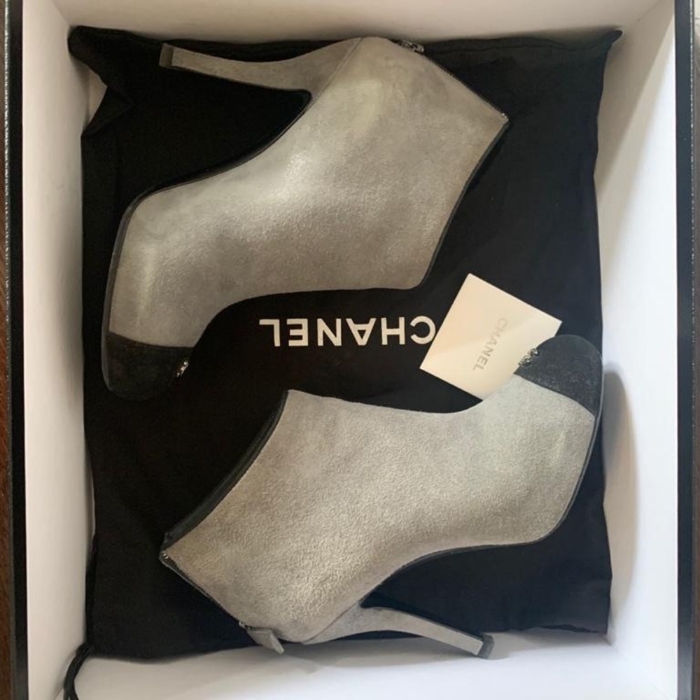 π― Authentic CHANEL suede ankle boots - Picture 2 of 5